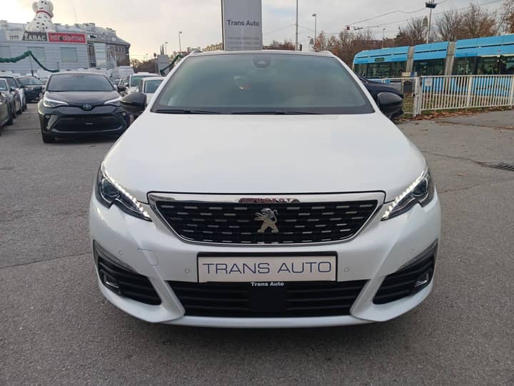 Slika prikazuje vanjštinu vozila, prednji pogled.