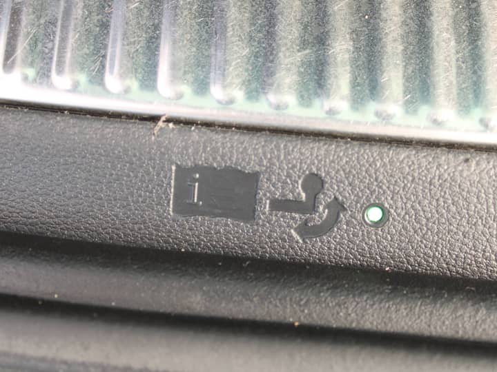 Slika prikazuje unutrašnjost vozila (panel vrata s gumbima).