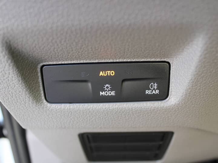 Slika prikazuje unutrašnjost vozila s gumbom Auto Mode.