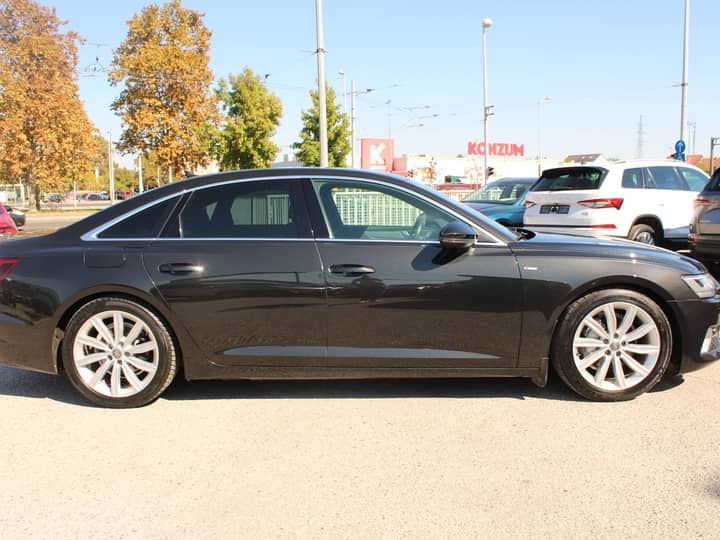 Slika prikazuje vanjsku karoseriju automobila.