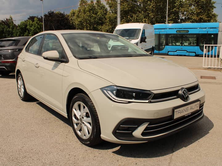 Slika prikazuje vanjski dio automobila.