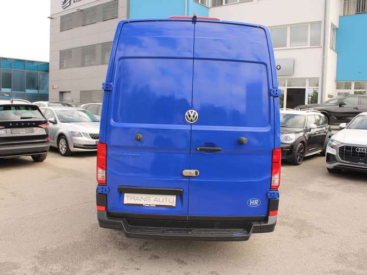 Slika prikazuje vanjsku stražnju stranu vozila.