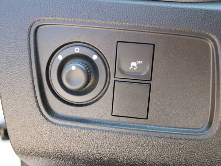 Slika prikazuje unutrašnjost vozila, upravljački panel.