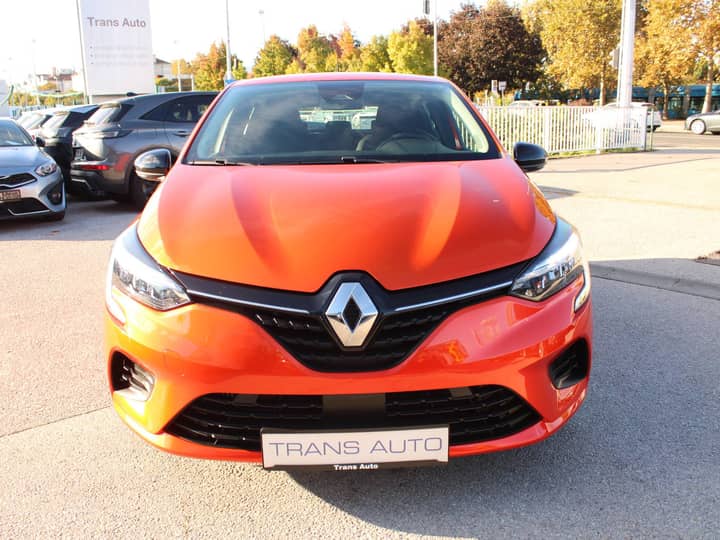 Slika prikazuje vanjsku karoseriju automobila.