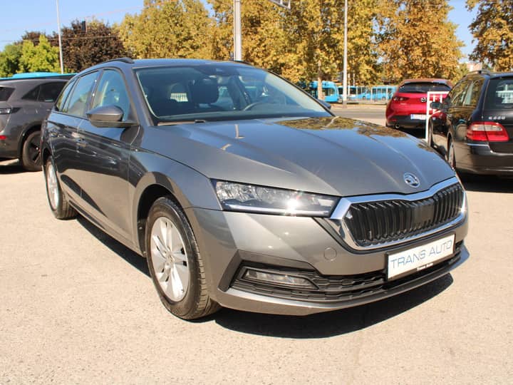 Slika prikazuje vanjsku karoseriju i prednji dio vozila.