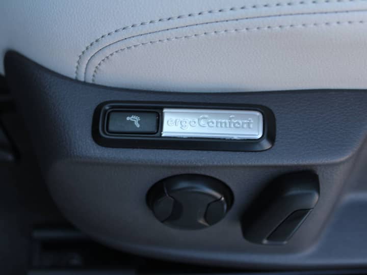 Slika prikazuje unutrašnjost vozila (sjedala i kontrole).