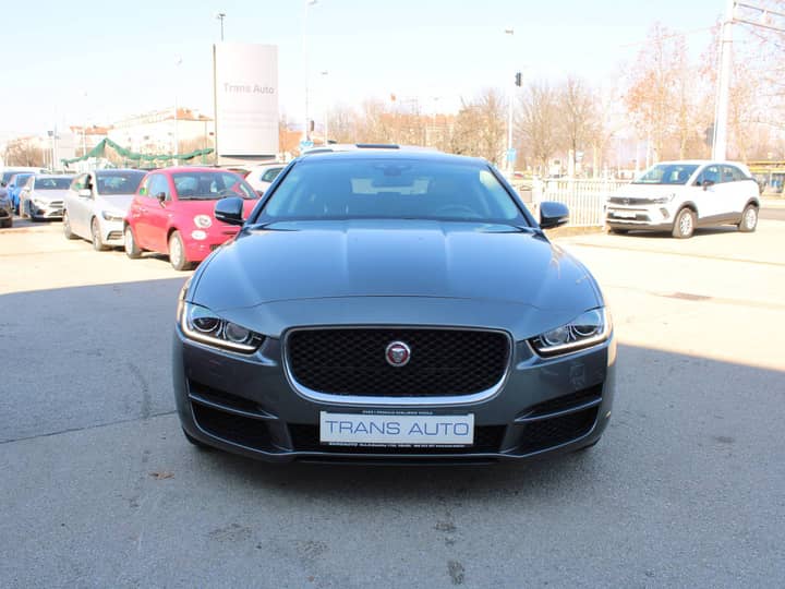 Slika prikazuje vanjski izgled vozila, fokus na prednji dio.