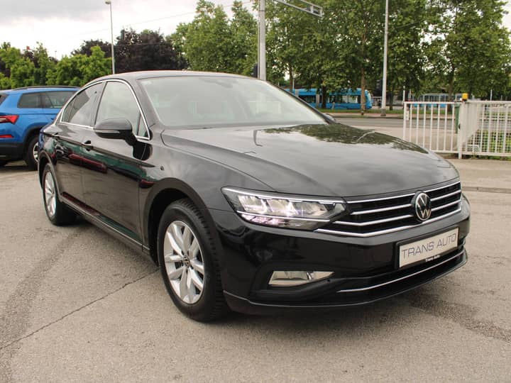 Slika prikazuje vanjsku karoseriju automobila.