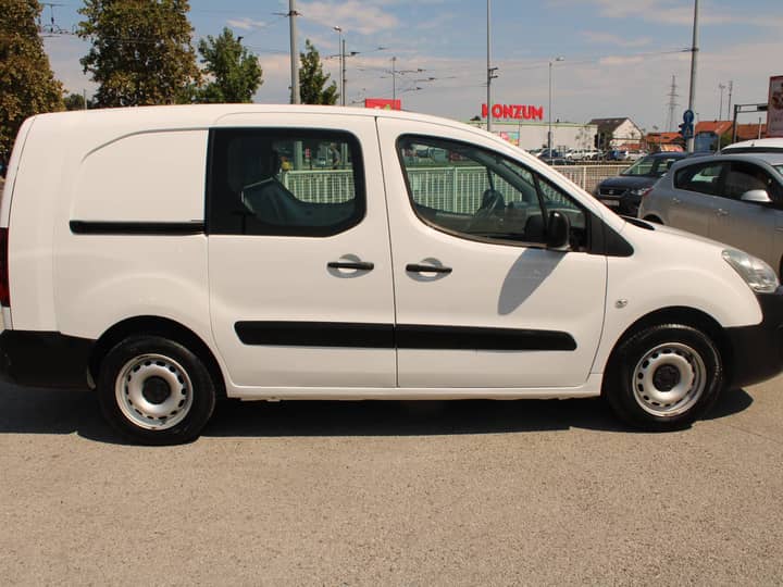 Slika prikazuje vanjsku stranu vozila.