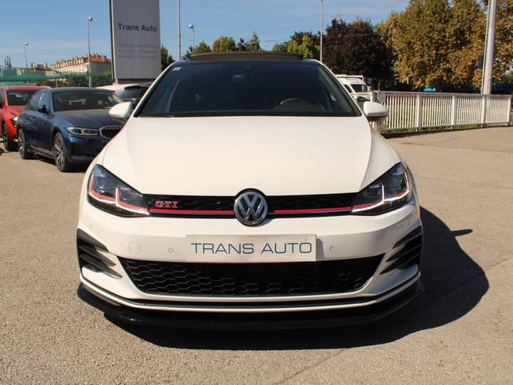 Slika prikazuje vanjski izgled automobila (prednji dio).