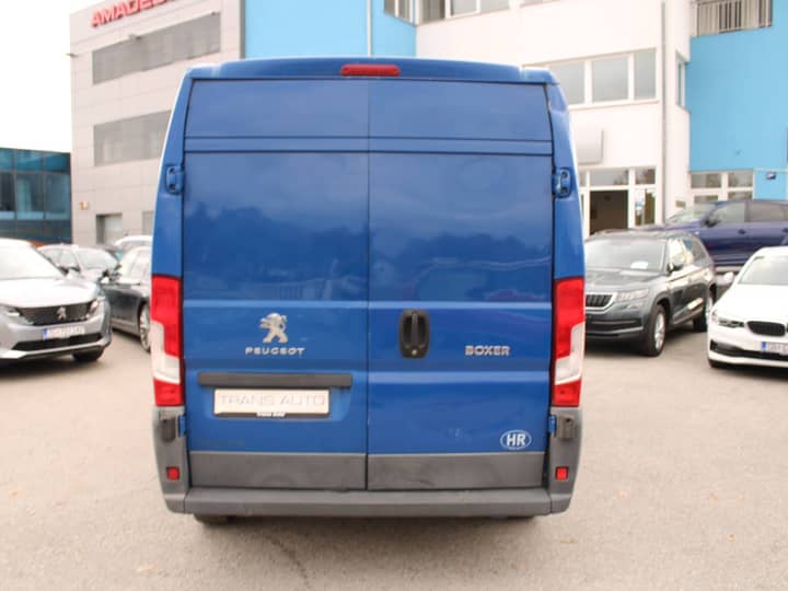 Slika prikazuje vanjsku stražnju stranu vozila.
