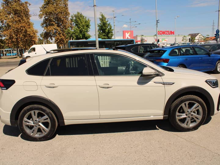 Slika prikazuje vanjski dio vozila, eksterijer na parkingu.