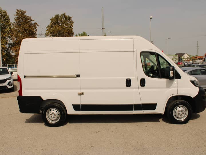 Slika prikazuje eksterijer vozila (vanjski dio).