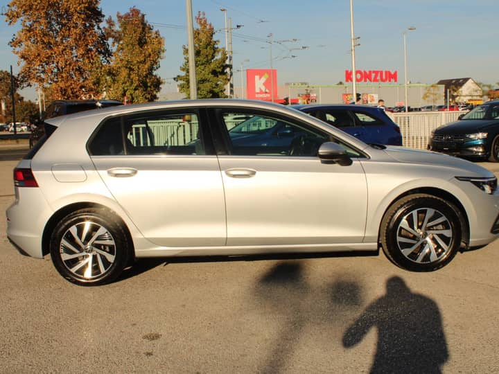 Slika prikazuje vanjsku stranu automobila (eksterijer).