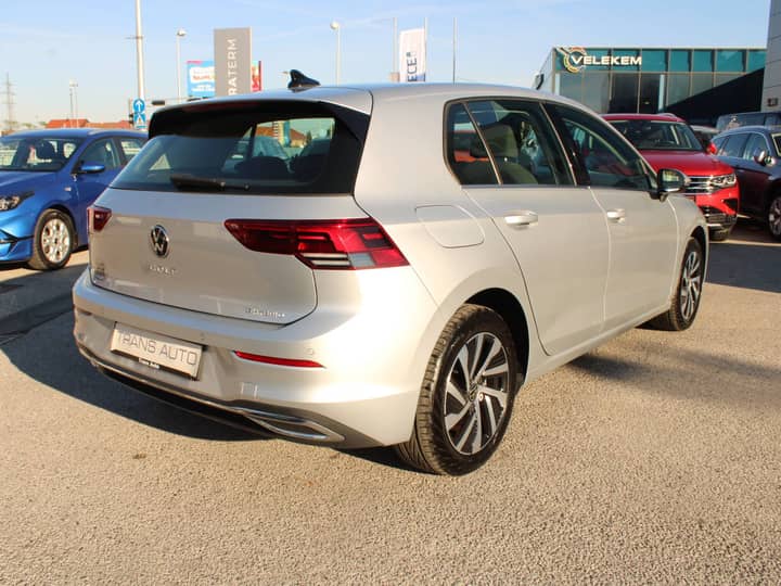 Slika prikazuje vanjštinu vozila, stražnji i bočni pogled.