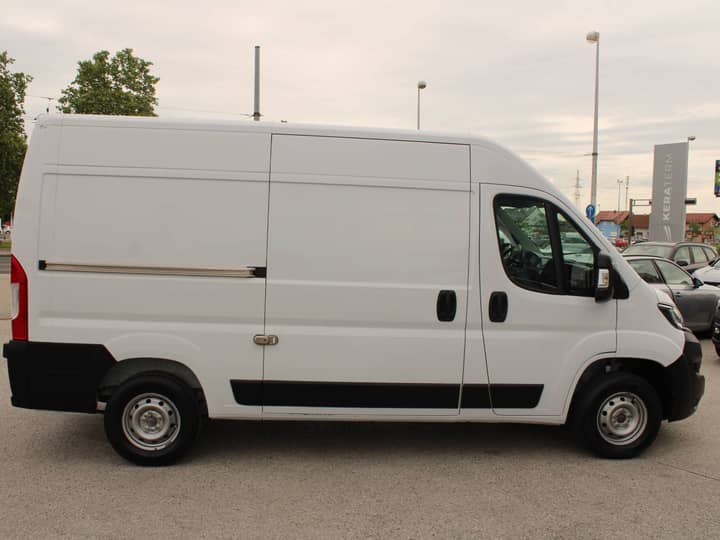Slika prikazuje vanjski dio vozila (komercijalni kombi).