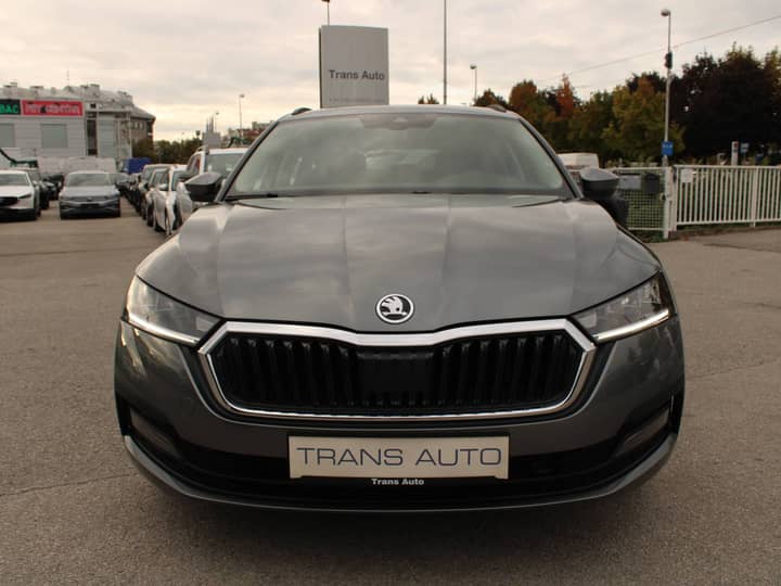 Slika prikazuje vanjsku stranu automobila (prednji dio).