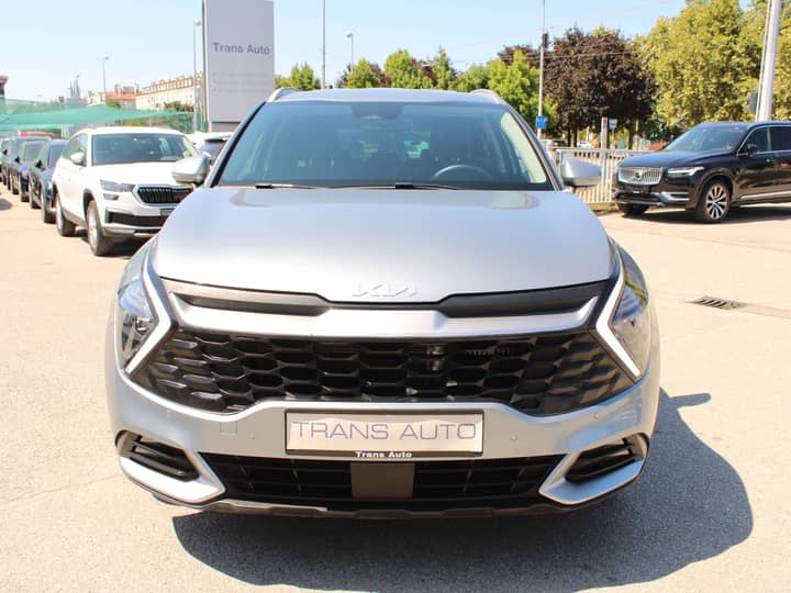 Slika prikazuje eksterijer automobila, prednji dio.