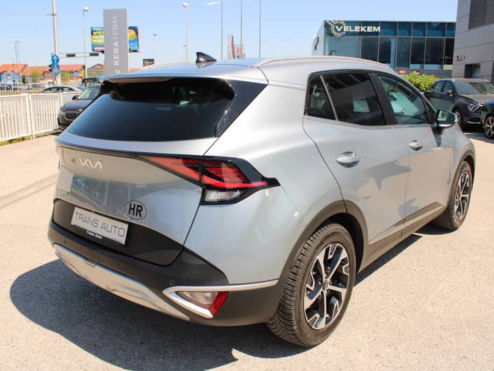 Slika prikazuje vanjsku karoseriju automobila.