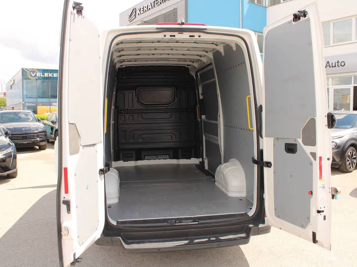 Slika prikazuje unutrašnjost vozila (cargo prostor).