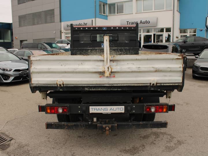 Slika prikazuje vanjski dio vozila (stražnji dio).