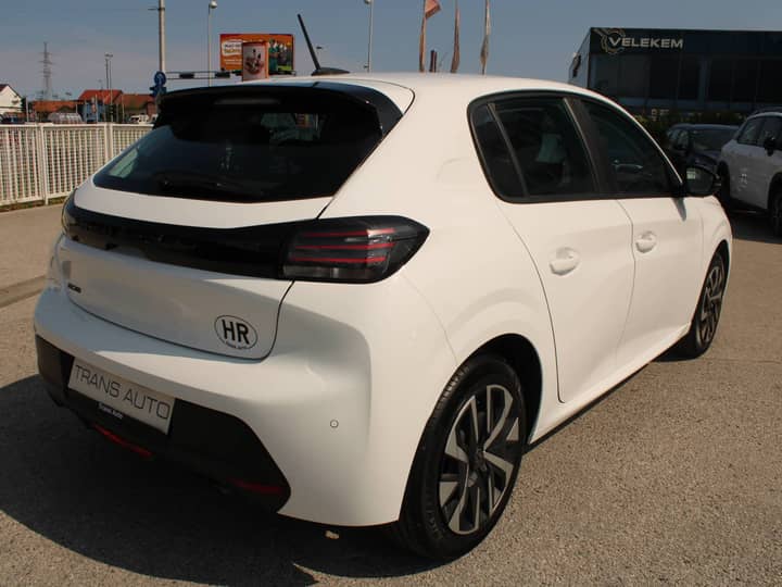 Slika prikazuje vanjski dio automobila (eksterijer).