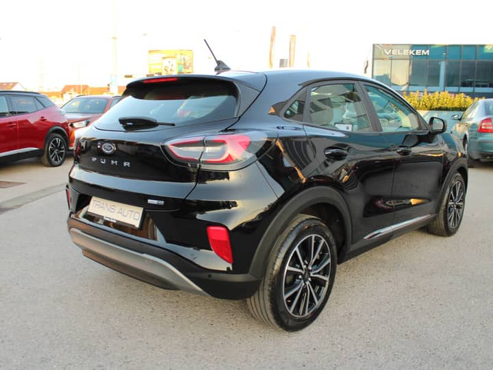 Slika prikazuje vanjski dio automobila.
