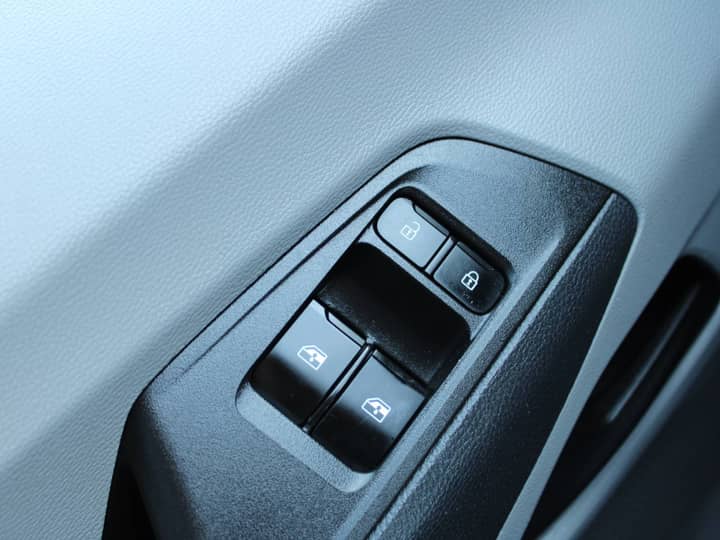 Slika prikazuje unutrašnjost vozila, kontrolni panel prozora.