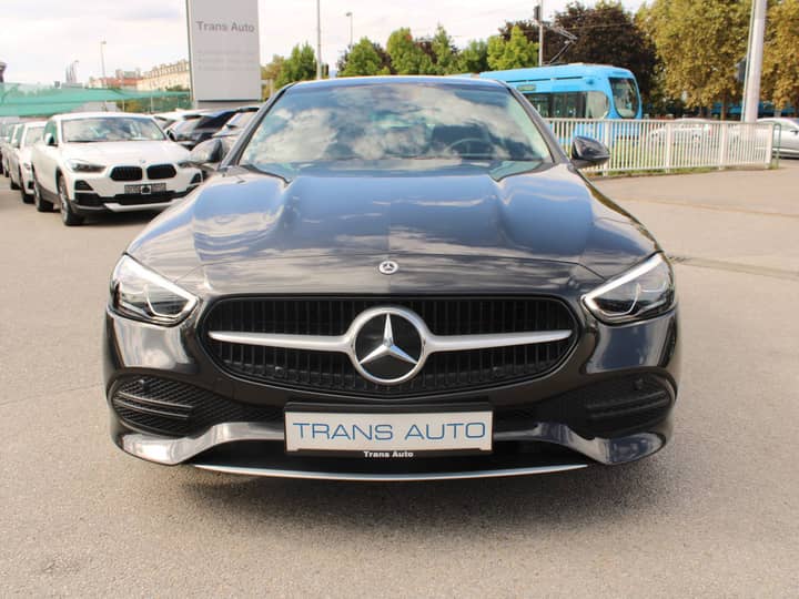Slika prikazuje vanjski izgled automobila.