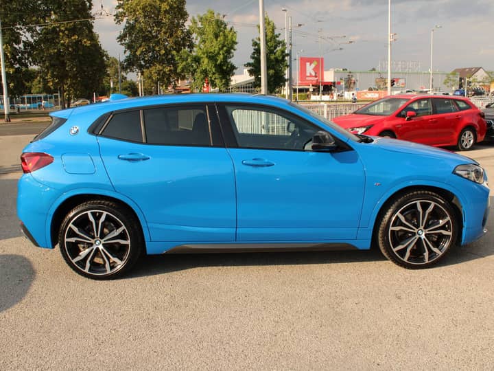 Slika prikazuje vanjsku karoseriju automobila.