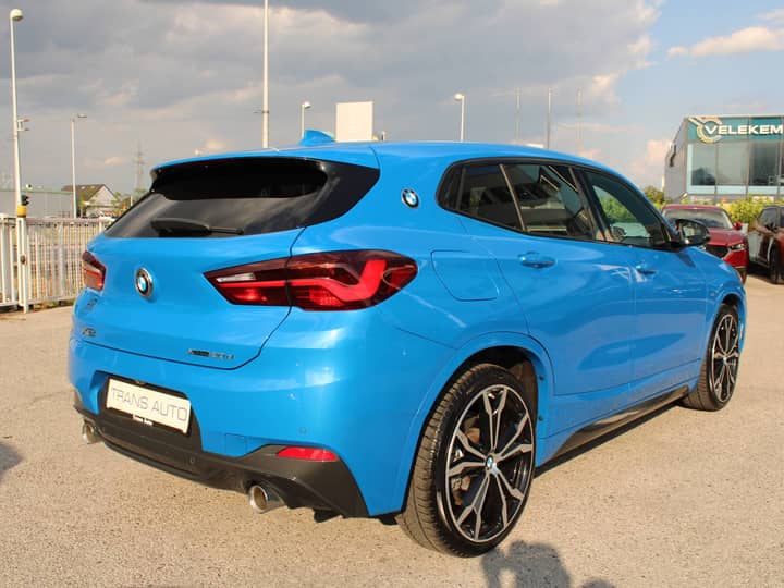 Slika prikazuje vanjsku karoseriju i kotače automobila.