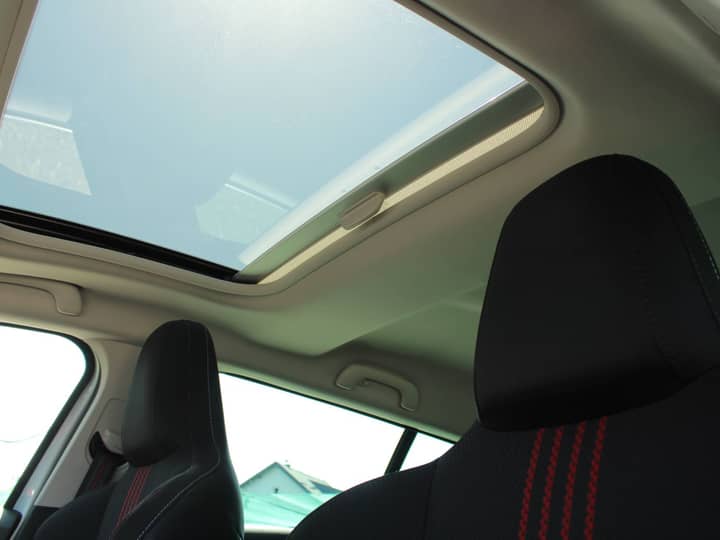 Slika prikazuje unutrašnjost vozila, vidljivi sunroof.