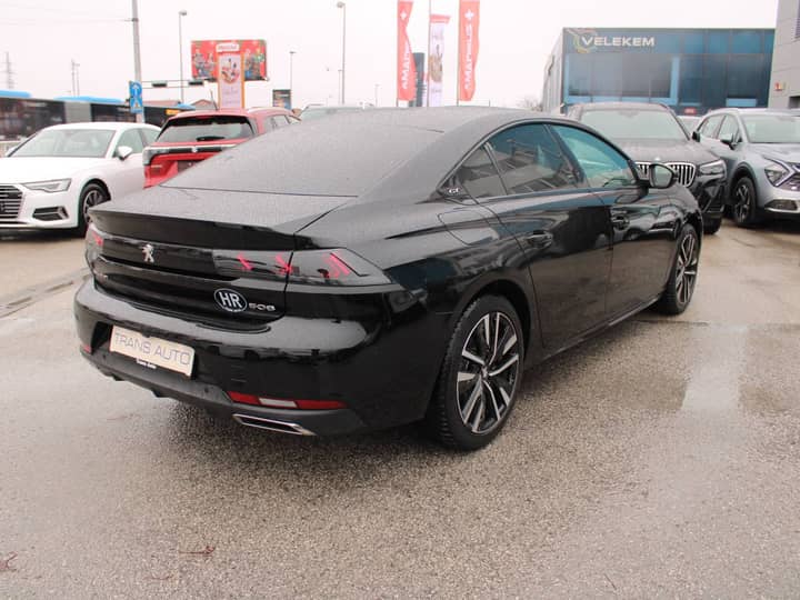 Slika prikazuje vanjsku karoseriju automobila.