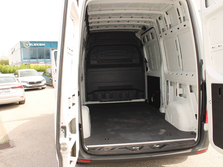 Slika prikazuje unutrašnjost vozila (cargo prostor).