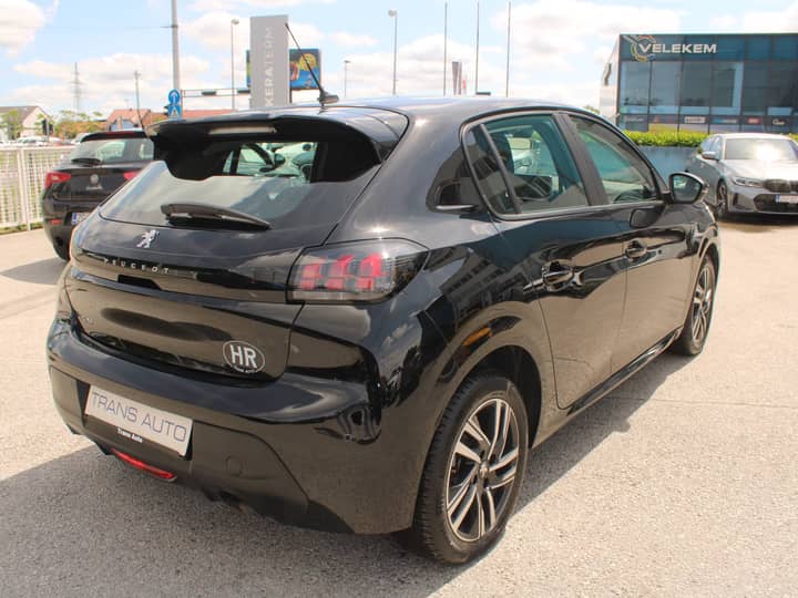 Slika prikazuje vanjštinu vozila, eksterijer.