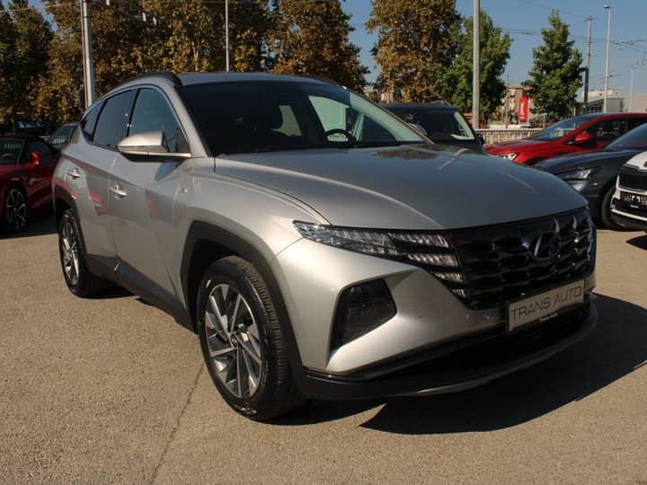 Slika prikazuje vanjštinu vozila (eksterijer) u parkingu.