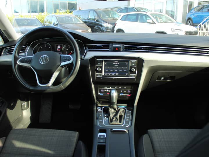 Slika prikazuje unutrašnjost vozila (volan i instrument ploča).