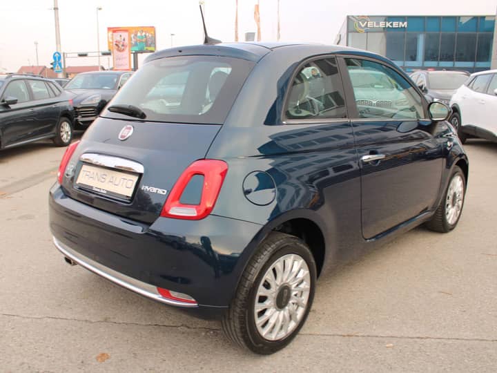 Slika prikazuje vanjsku karoseriju automobila.