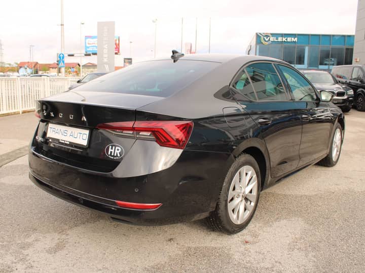 Slika prikazuje vanjski dio automobila (eksterijer).