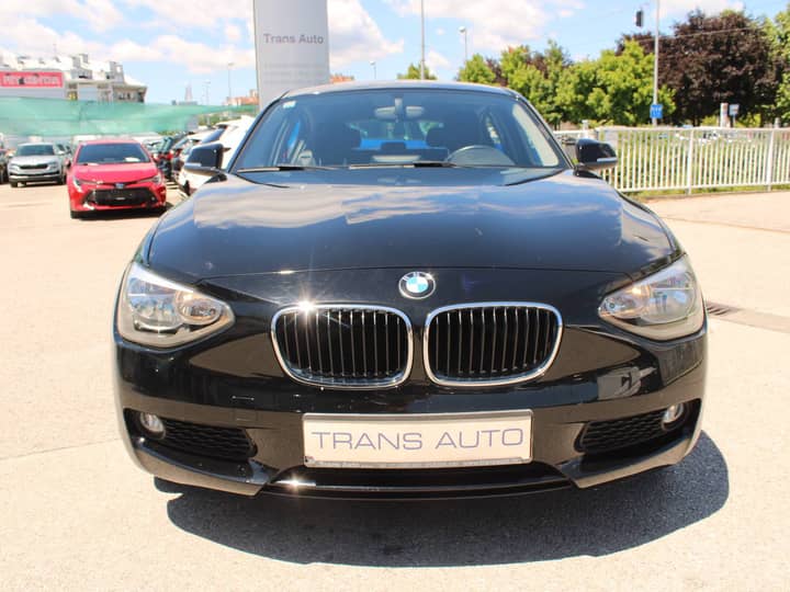Slika prikazuje vanjski izgled automobila, fokus na prednjem dijelu.