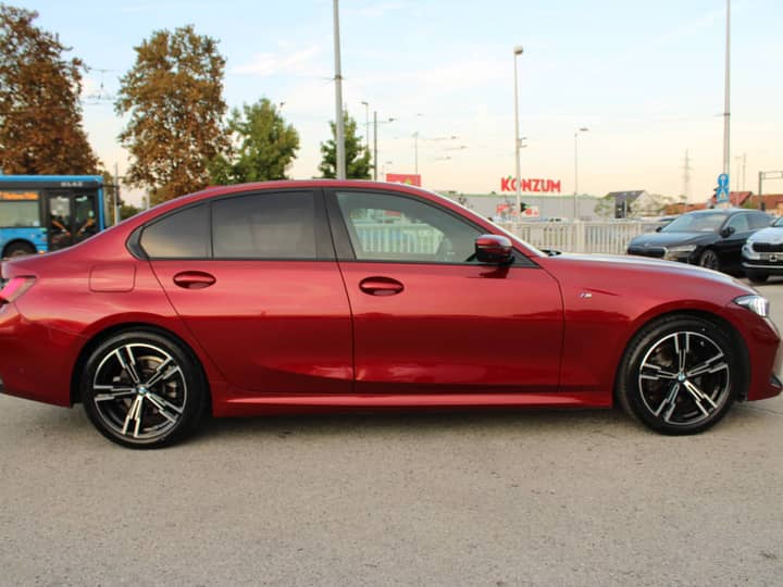 Slika prikazuje vanjsku karoseriju automobila (eksterijer).