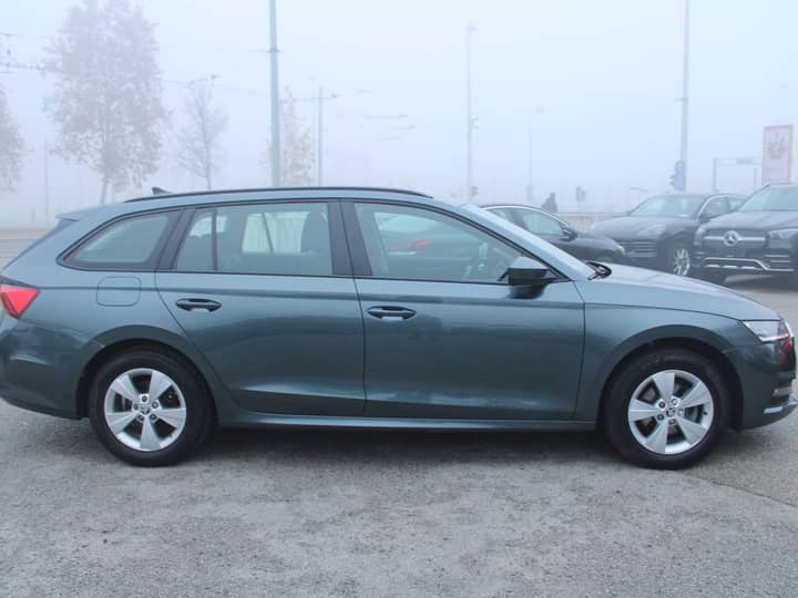 Slika prikazuje vanjštinu vozila, bočna strana.