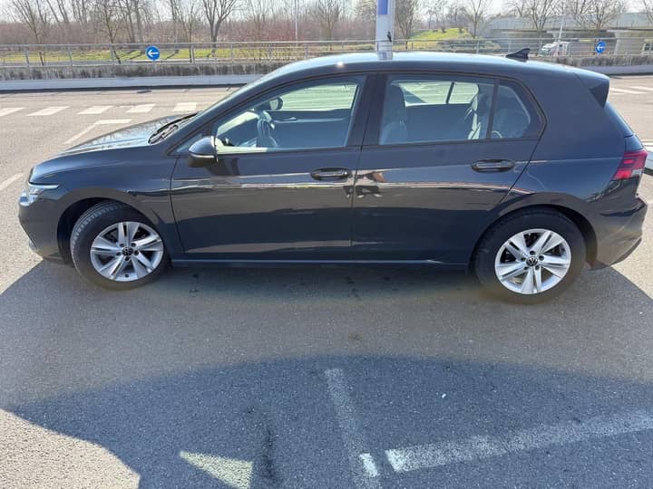 Slika prikazuje vanjski dio vozila (karoserija i kotači).