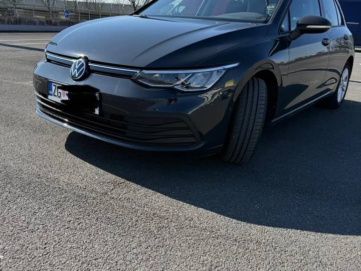 Slika prikazuje vanjsku stranu vozila, fokus na eksterijer.