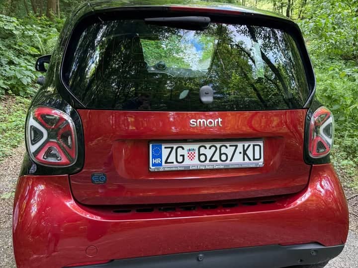Slika prikazuje vanjštinu vozila (stražnji dio).