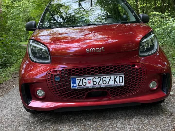 Slika prikazuje vanjski izgled vozila (prednji dio).