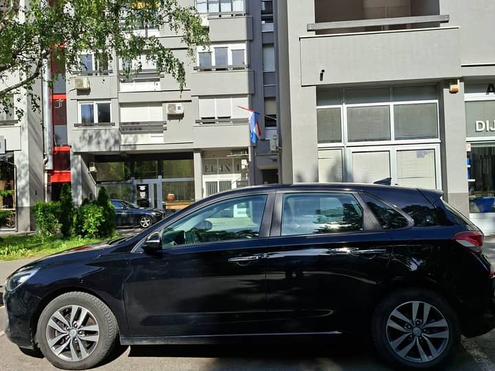 Slika prikazuje vanjski dio vozila (eksterijer).