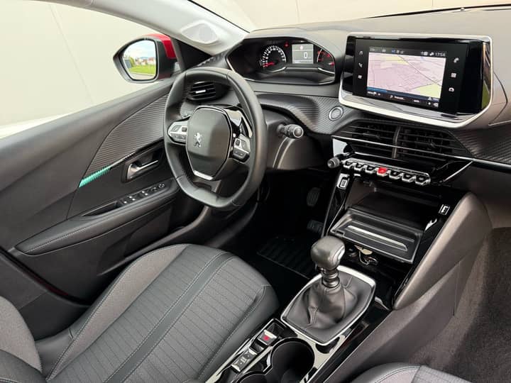 Peugeot 208 1,2 100ks Allure*KAMERA*JAMSTVO* - interijer 4