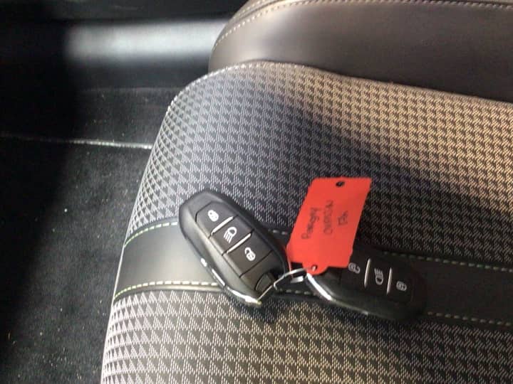 Slika prikazuje unutrašnjost vozila (ključevi na sjedištu).