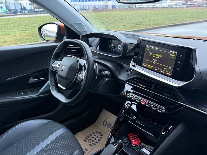 Peugeot 2008 1.2 130ks Allure*AUTOMATIK*JAMSTVO* - interijer 4
